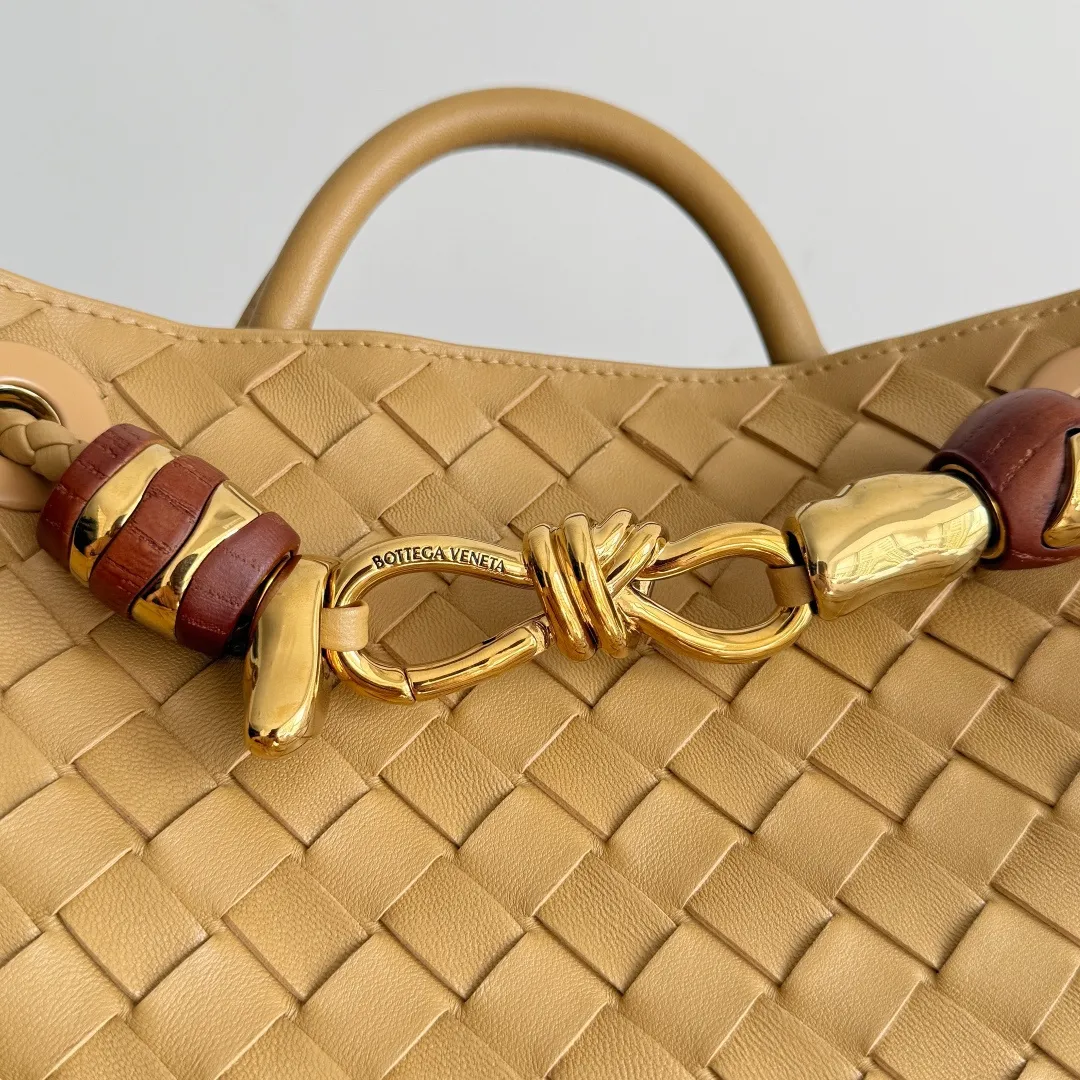 The new Andiamo batch of 3060 BV is shipped‼ ️The classic intercciato weaving process is used to create a soft bag, the metal knot is made of micro-cast aluminum using jewelry technology🪢, and the decorative beads are made of metal and hand-polished oak, allowing you to jump repeatedly between elegance and fun💃, making it unpredictable. Classic and versatile, it shows off your temperament, and the bag has a large capacity, making it very convenient for daily commuting! It has a variety of carrying methods, the shoulder straps can be adjusted by yourself, the original lambskin feels soft and delicate, and the unisex style breaks gender boundaries and brings a more practical and long-lasting use experience. The Andiamo, which has both elegant and casual styles, perfectly interprets the "fashionable old money style". Style number: 743568+wood hardware Color: nut color Size: 25*22*10.5cm